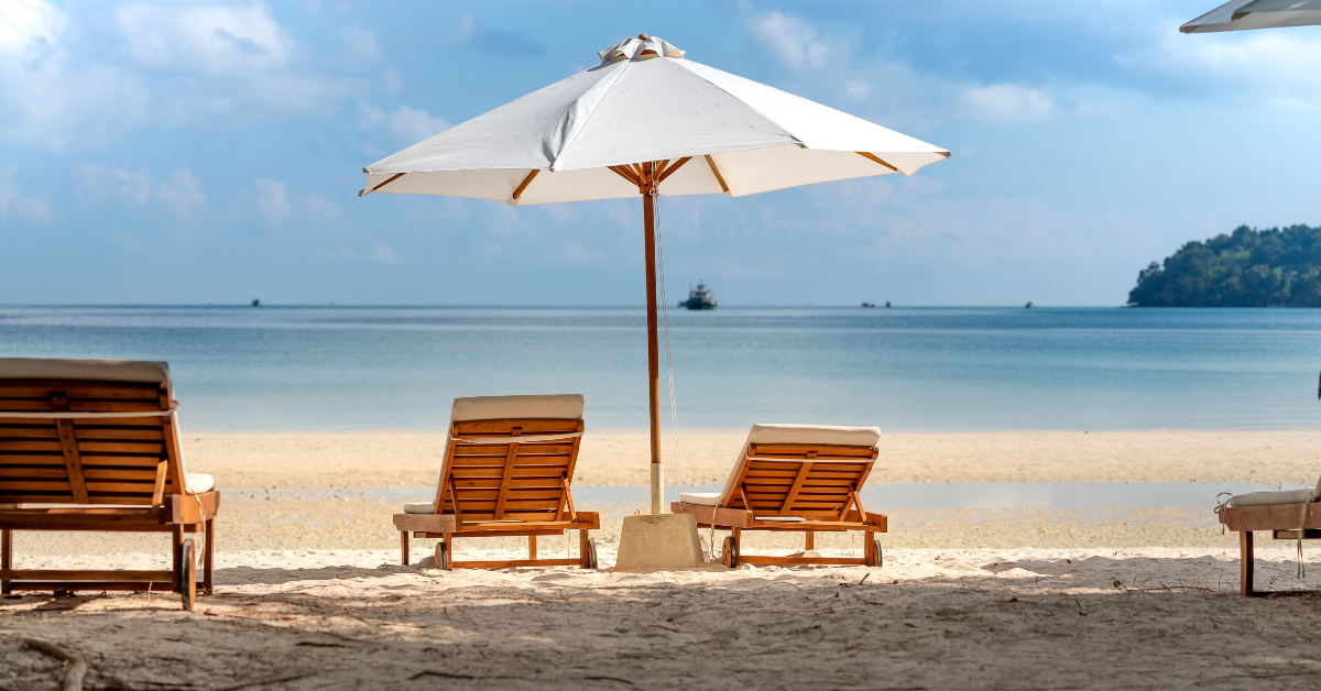 Strandstole og en parasol på en strand