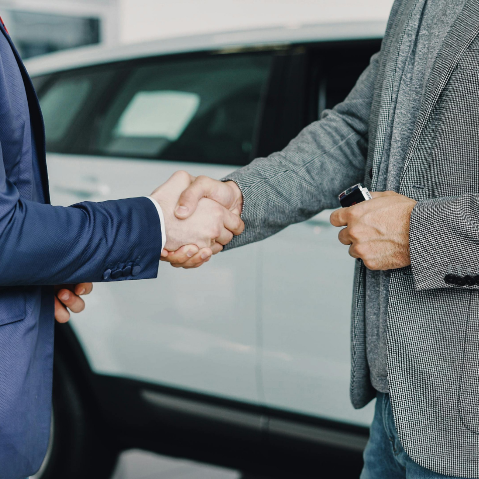 Håndtryk mellem 2 mænd i jakkesæt